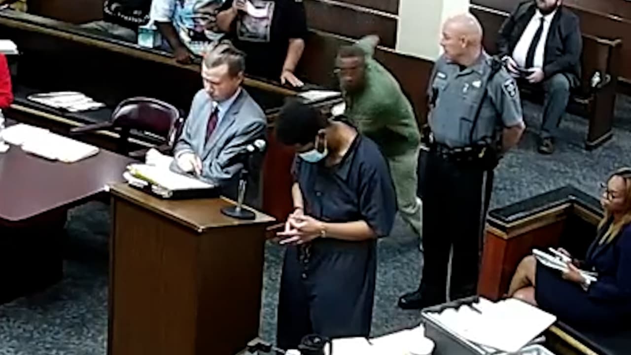 Padre noquea de un puñetazo al asesino de su hijo en plena corte de Carolina del Sur