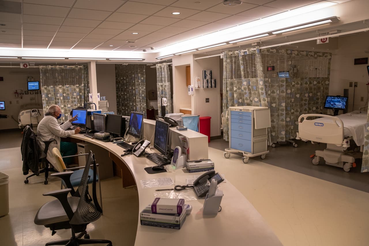 <b>4. Creación de capacidad de atención de la salud:</b> Cada región debe tener al menos el 30 por ciento de las camas de hospital y de cuidados intensivos disponibles después de que se reanuden las cirugías electivas.