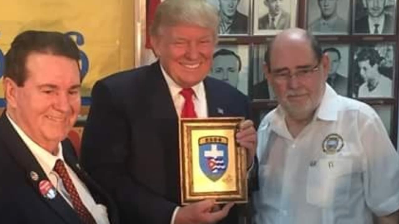 Brigada 2506 confirma que sí le entregó un premio a Donald Trump
