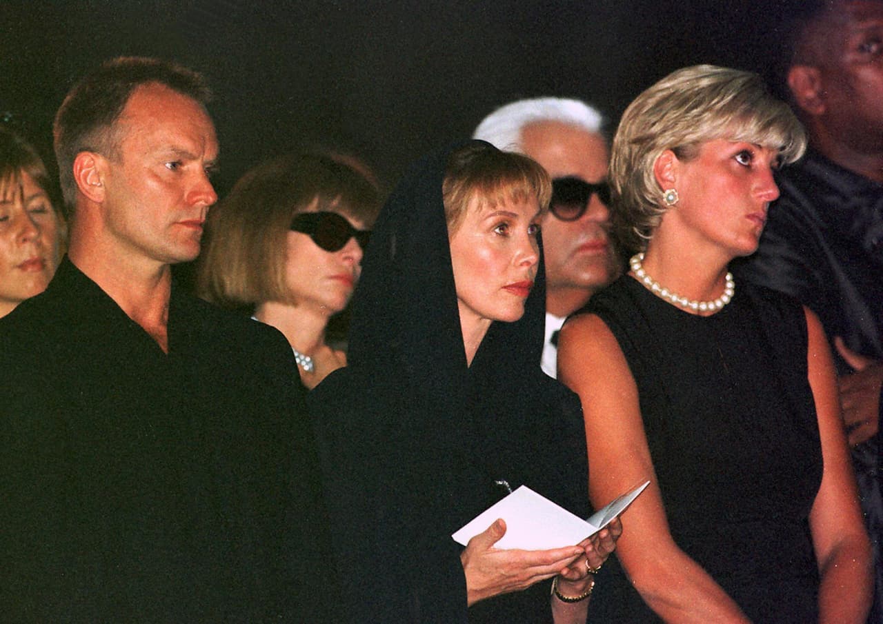 En el orden acostumbrado, Sting, Anne Wintour, Trudi Styler Karl Lagarfield y la princesa Diana, asistieron a la misa de despedida de Gianni Versace, en Duomo, Milán.