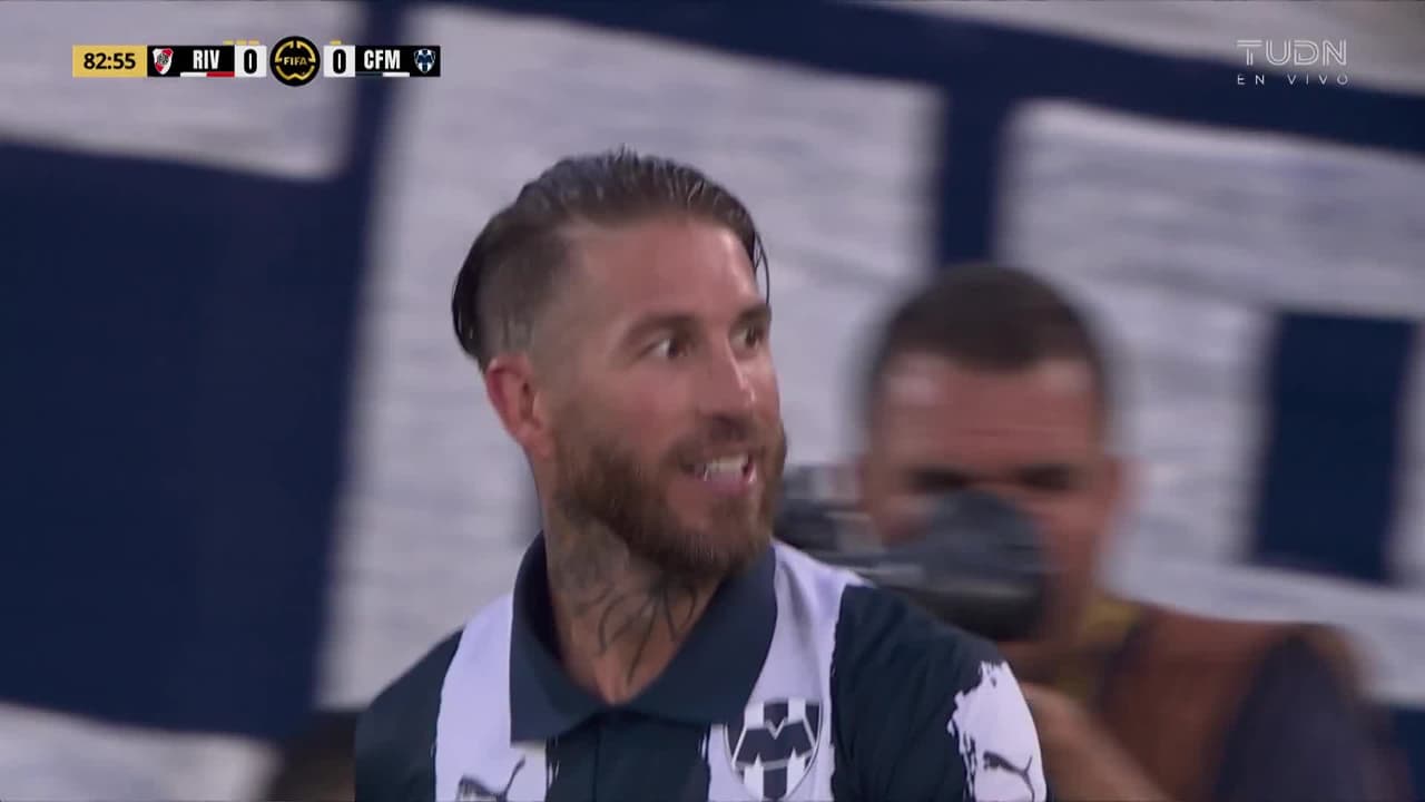 "¡¿Qué miras?!": Barrida de lujo de Sergio Ramos ante Montiel