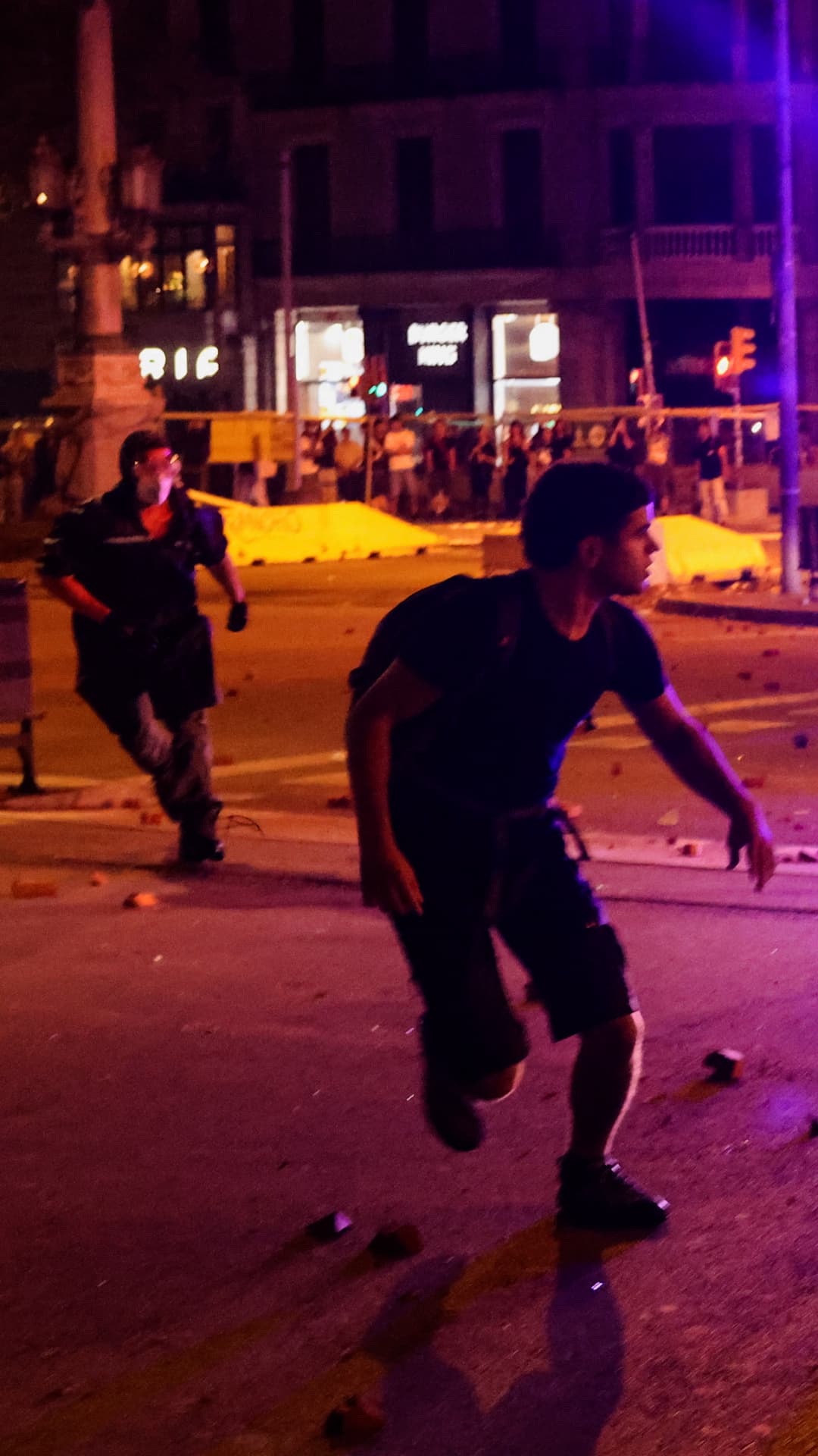 Manifestantes y policías se enfrentaron durante una marcha en Barcelona para exigir medidas ante la crisis de vivienda