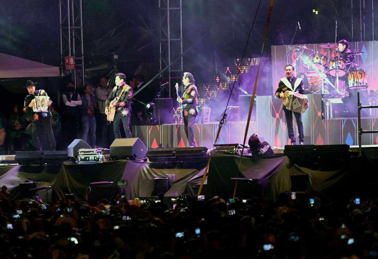 La agrupación de música tradicional Los Tigres del Norte actuó tras el 'Grito' de "Viva México", lanzado por el presidente López Obrador, a las 11:00 pm del jueves.