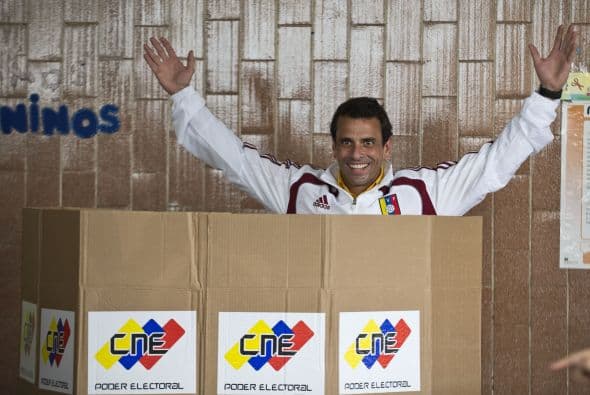 Vestido con una chaqueta de la selección venezolana de fútbol de color blanco y los mismos zapatos que lleva en estas oportunidades, porque, dice, le traen suerte, el abanderado opositor tomó la papeleta, le dio un beso y la depositó en la urna.