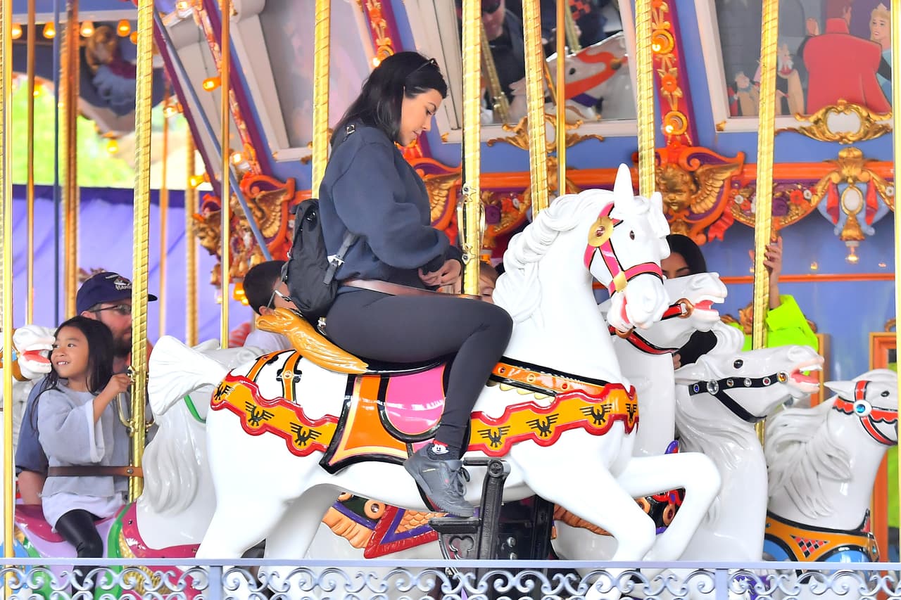 Aunque más reservada que su hermana Kim, Kourtney Kardashian no lo pensó dos veces a la hora de subir a las atracciones junto a sus hijos.