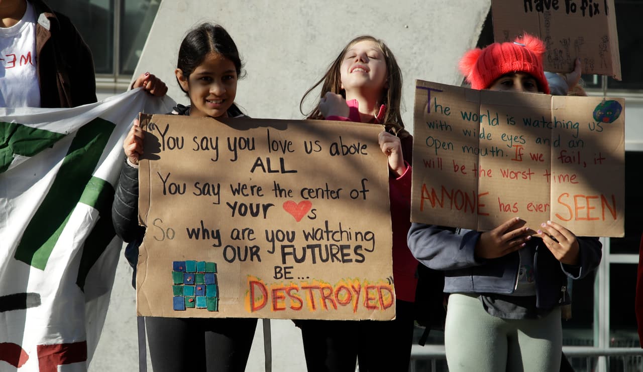 Miles de personas en toda el Área de la Bahía, lideradas por estudiantes, pero incluyendo trabajadores adultos, salieron a las calles el viernes como parte de una huelga climática global para instar a los líderes políticos a hacer más para abordar la crisis del cambio climático.
<br>