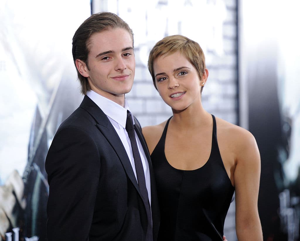 <b>Emma Watson y Alex Watson</b>
<br>El hermano de la actriz famosa por su papel en las películas de 'Harry Potter', es menor que ella. Tiene 28 años, es modelo y apareció en algunas escenas de las películas de 'Harry Potter', pero se ha mantenido alejado de los reflectores.