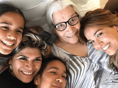 Septiembre de 2017, 4 generaciones en la misma cama. Karla Martínez junto a su madre, su abuelita y sus hijas.
