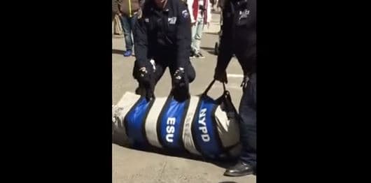 VIDEO: NYPD encierra en un bulto a detenido