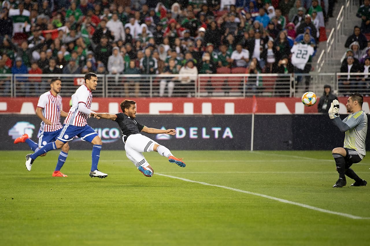 Y rápido en el partido el Tricolor impuso condiciones y con este vistoso remate dentro del área, el jugador del LA Galaxy Jonathan Dos Santos marcaba el 1-0, un tiro de volea, a quemarropa en el área paraguaya.