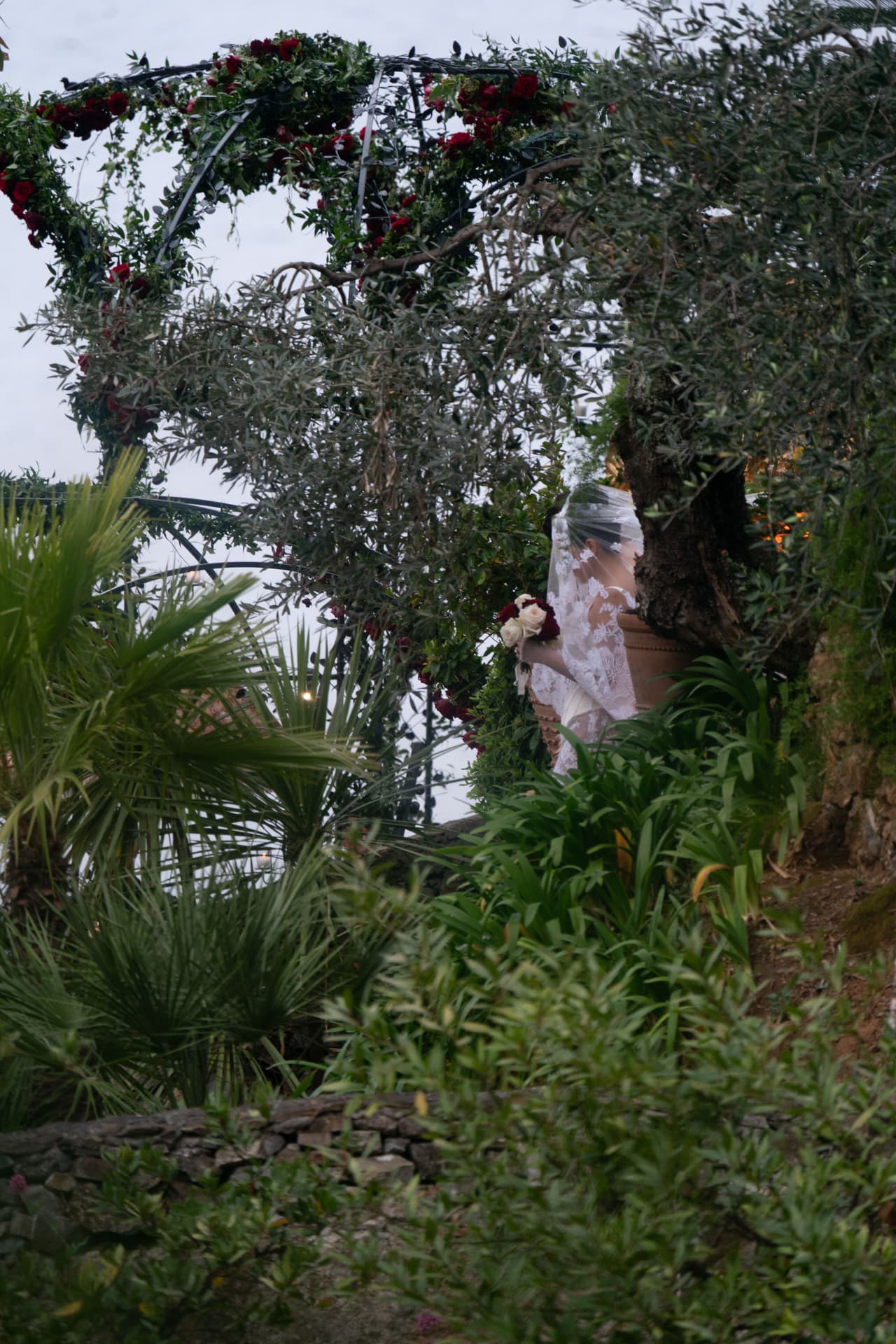 <b>"Absolutamente divina"</b>, escribió Khloé Kardahian en Instagram sobre la boda de su hermana mayor.
<br>