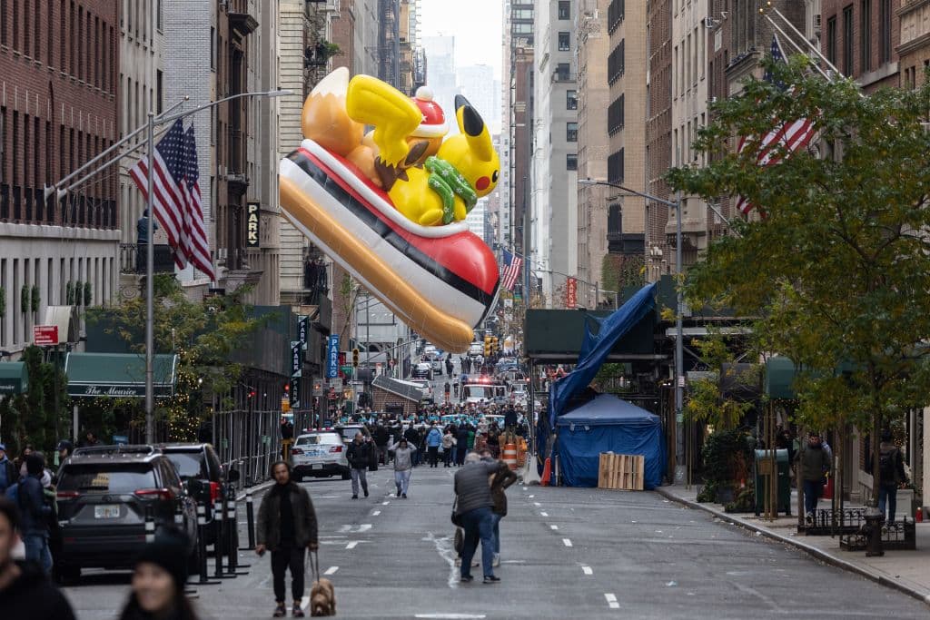 El globo de Pikachu y Eevee se oberva durante el Desfile del Día de Acción de Gracias de Macy's en la ciudad de Nueva York, Nueva York, el 95º desfile anual.