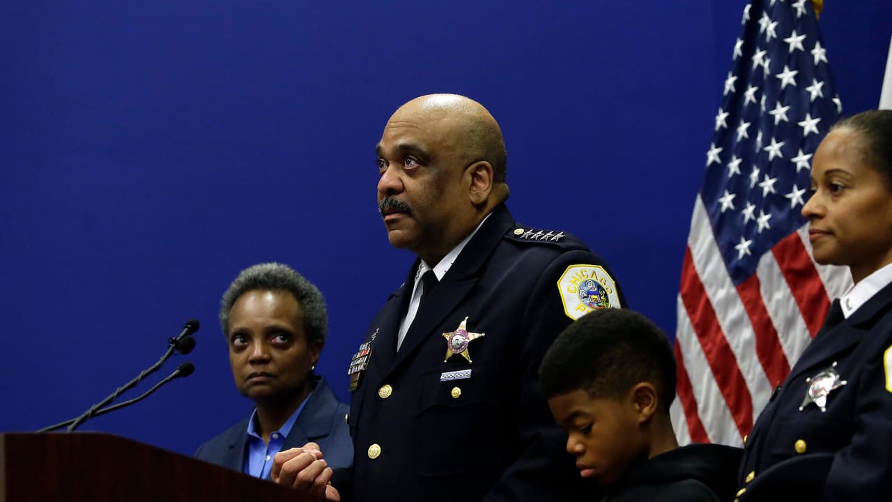 <h3 class="cms-H3-H3">El despido de Eddie Johnson</h3>
<br>El Superintendente de la Policía de Chicago, 
<a href="https://www.univision.com/local/chicago-wgbo/cronologia-el-despido-de-eddie-johnson-ex-superintendente-de-la-policia-de-chicago">Eddie Johnson fue despedido a principios de diciembre,</a> luego de que la alcaldesa, Lori Lightfoot lo acusara de haberle mentido sobre una investigación que se llevaba en contra de Johnson. 
<br>
<br>Eddie Johnson había sido 
<a href="https://www.univision.com/local/chicago-wgbo/la-noche-en-que-eddie-johnson-fue-encontrado-dormido-en-su-vehiculo-comenzo-en-ceres-cafe">encontrado dormido en su vehículo.</a> Más tarde se reveló que había tomado antes de que lo encontraran, lo que provocó que se abriera una investigación en su contra. El jefe de la policía dijo después que se iba a retirar y que no tenía nada que ver con la investigación. Más tarde se reveló que había tomado en un bar en el centro de la ciudad horas antes de que lo encontraran dormido afuera de su casa en su vehículo, lo cuál expuso inconsistencias con lo que Johnson había dicho inicialmente.