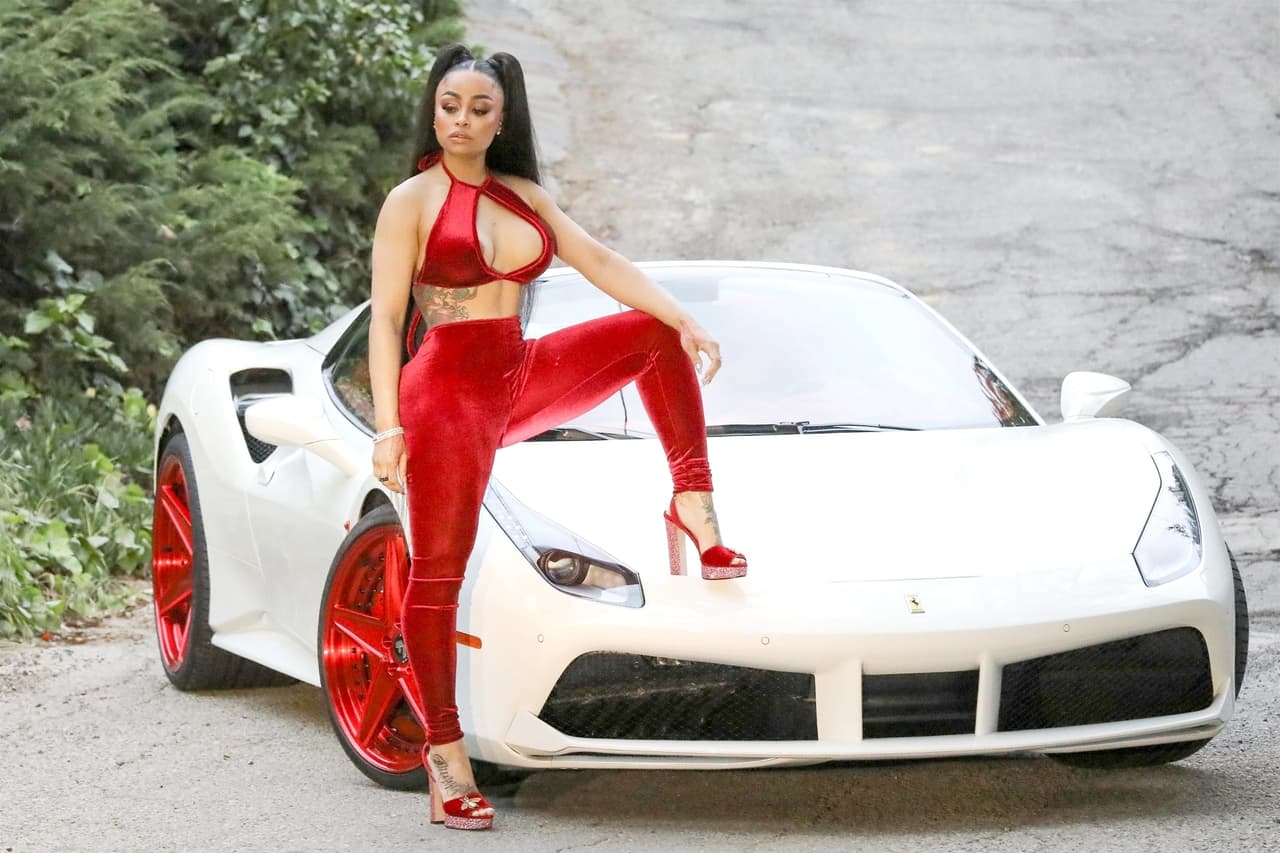 La ex de Rob Kardashian ahora es dueña de este 
<b>Ferrari con un valor estimado en 270,000 dólares</b>, el cual está equipado
<b> </b>con un motor V8 biturbo de 670 caballos de fuerza. Es considerado uno de los descapotables más rápidos del fabricante italiano al acelerar de 0 a 60 mph en tres segundos.