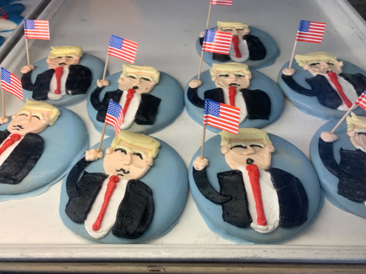 Estas son las galletas que causaron controversia entre los residentes del área, confesó Gonzalo Ramírez. Y le preguntamos ¿Por qué hacer galletas del expresidente y candidato Donald Trump? "Somos neutros y queremos solo ser parte de Milwaukee", respondió Ramírez.