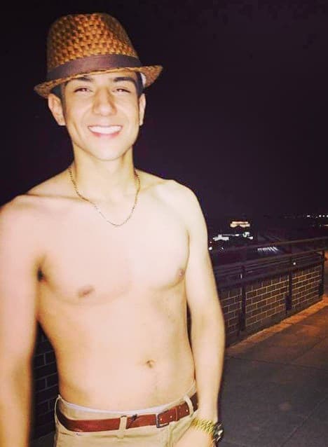 Nunca se olvida de posar con una linda sonrisa.