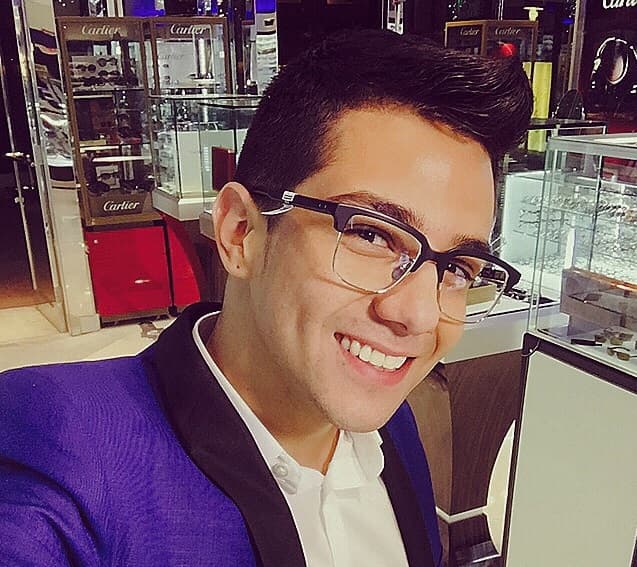 Los lentes le van súper bien, resaltan su galanura.