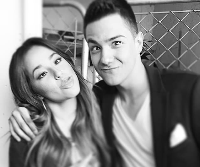 Aquí vemos a Luis súper emocionado junto a Becky G, antes de que la guapa cantante diera la sorprecita de su nuevo amor.