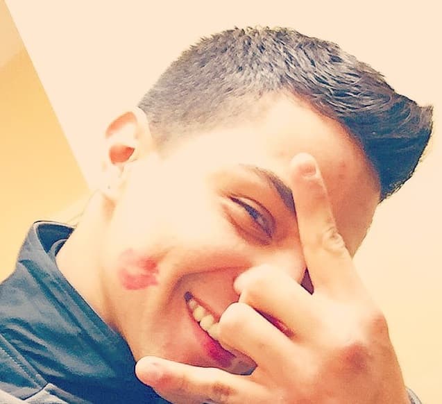 Cuando lo agarran a besos no puede evitarlo y muestra fotos como esta.