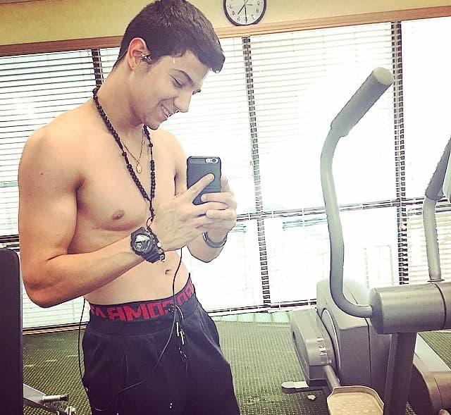 Se nota que es muy constante con su entrenamiento, por eso cada vez se pone más guapo.