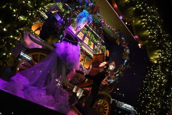 Las vitrinas navideñas de Saks FithAvenue están listas para ser admiradas por millones de visitantes. Con atuendos y accesorios lujosos que suman miles de dólares, las vitrinas se han convertido en un ícono de Nueva York. Mark Briggs, Jefe de Marketing y creativo para Saks Fifth Avenue, dijo en un comunicado que este año se han incorporado elementos nuevos , por lo que es una experiencia como ninguna otra ... una experiencia para recordar."