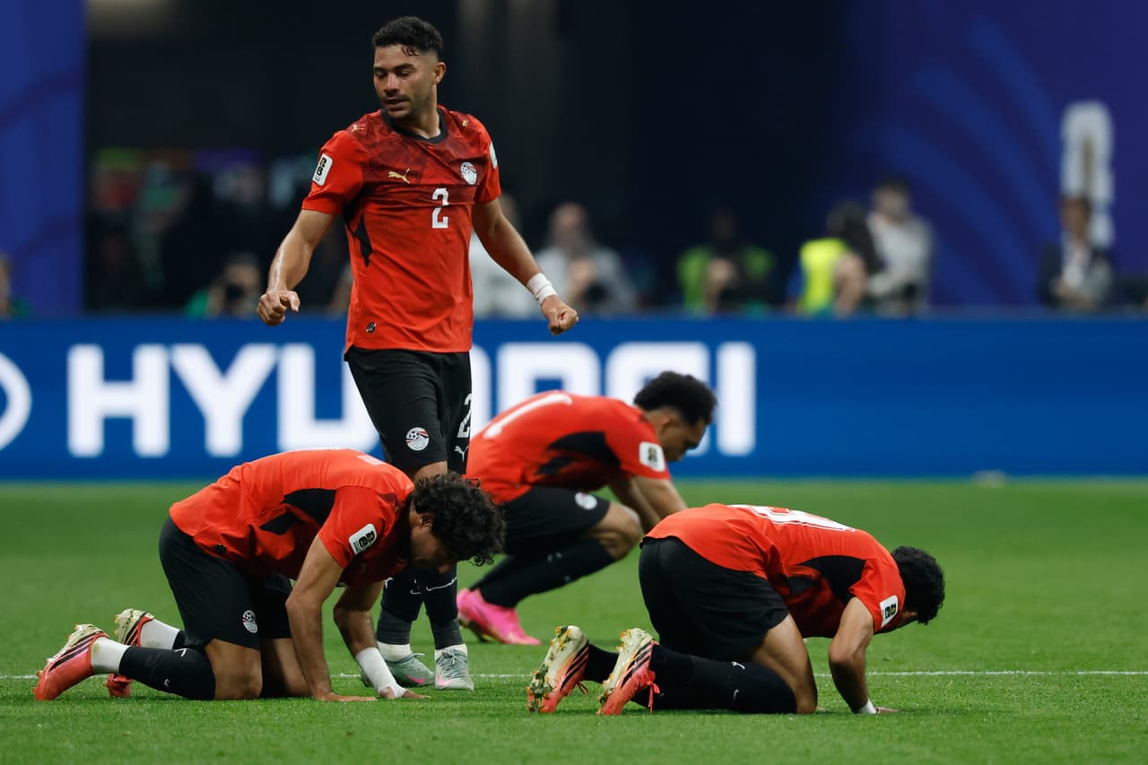 Lionel Messi, de Argentina, discute con el árbitro François Letexier durante el partido de octavos de final del Mundial entre Argentina y Egipto en Atlanta, el martes 7 de julio de 2026.