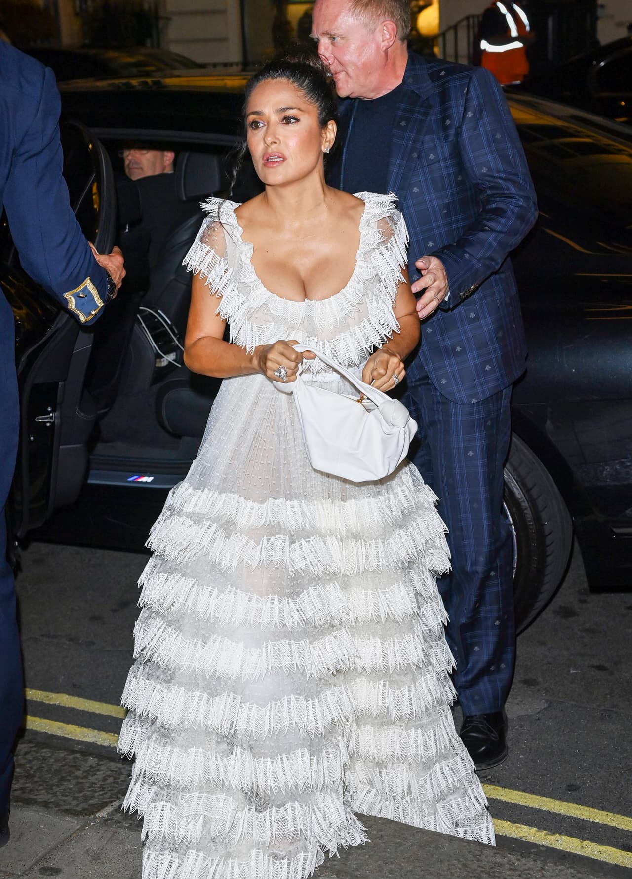 La artista deslumbró con esta 
<b>pieza confeccionada por Giambattista Valli</b>, de acuerdo con el portal Women's Wear Daily.
<br>