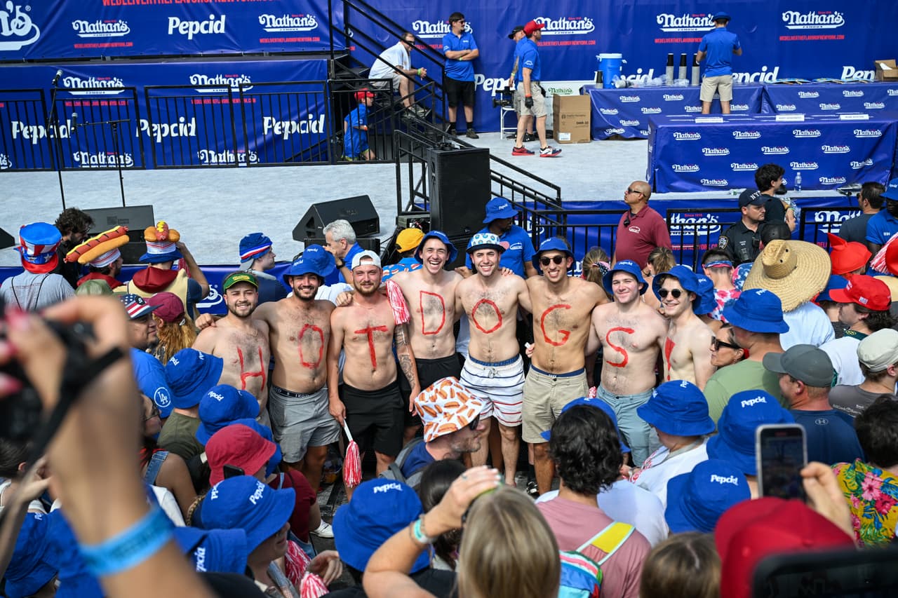 Los espectadores posan para una foto. El concurso comenzó en 1972 y se realiza en Surf Avenue.