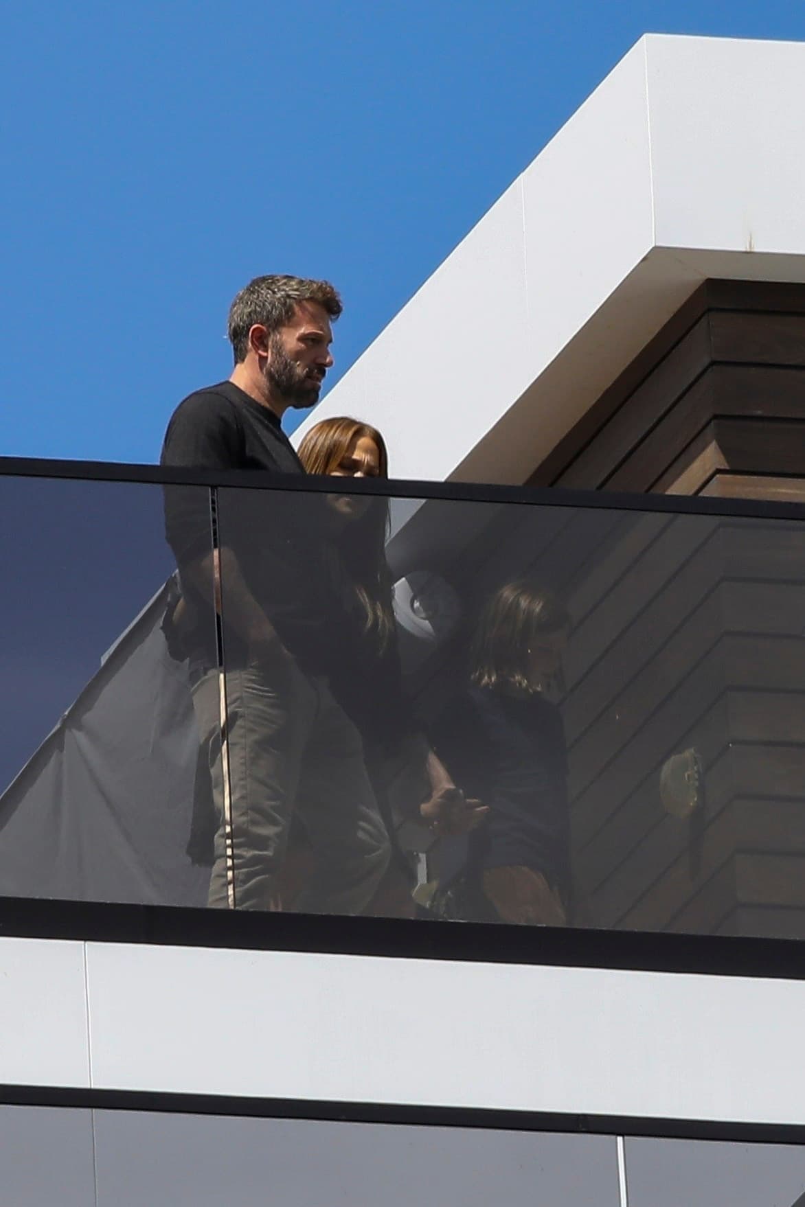 Affleck, que mantuvo el asunto casual la vestir un suéter de color oscuro y un pantalón en tono caqui, permaneció al lado de JLo y su hijo Samuel durante casi todo el recorrido que hicieron en la casa.
<br>