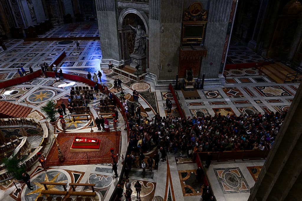La fila de dolientes rinde tributo al papa Francisco frente a su cuerpo, al interior de la Basílica de San Pedro.