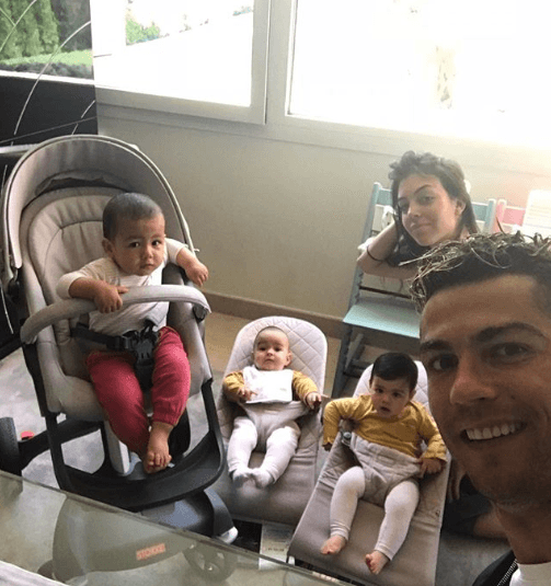 Cristiano Ronaldo es padre de cuatro niños: Cristiano Jr., los mellizos Eva y Mateo, quienes fueron gestados en un vientre de alquiler.