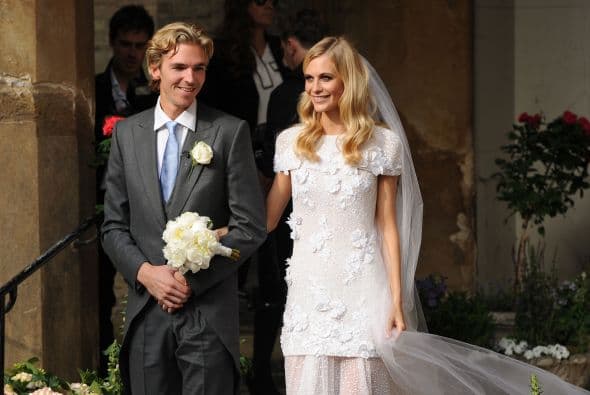 La novia llevó un vestido de la misma firma y el cabello suelto en ondas, para estar 'ad hoc' con toda la celebración.