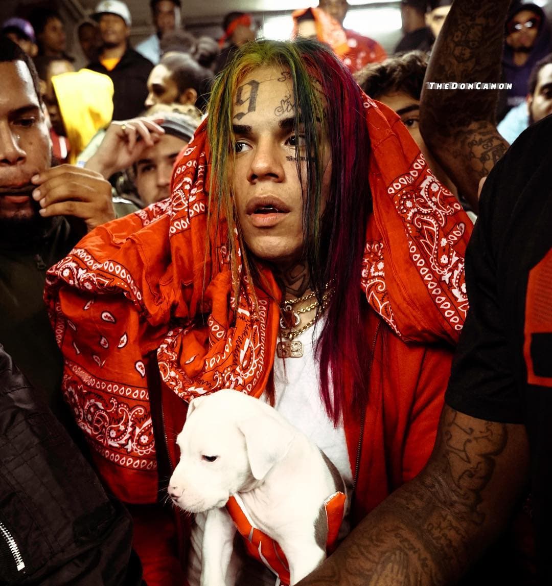 El pasado 11 de diciembre, se dio a conocer que el rapero 
<b><a href="https://www.univision.com/famosos/tekashi-6ix9ine-escribe-una-carta-al-juez-para-mostrar-su-arrepentimiento-y-pedir-una-segunda-oportunidad-fotos" target="_blank">envió una carta</a></b> al juez en la que se dijo arrepentido y le pidió una segunda oportunidad.