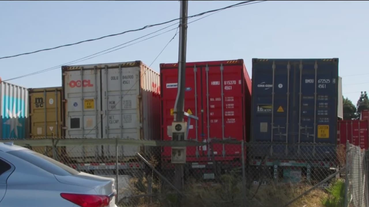 Caos en California por contenedores vacíos abandonados en zona residencial