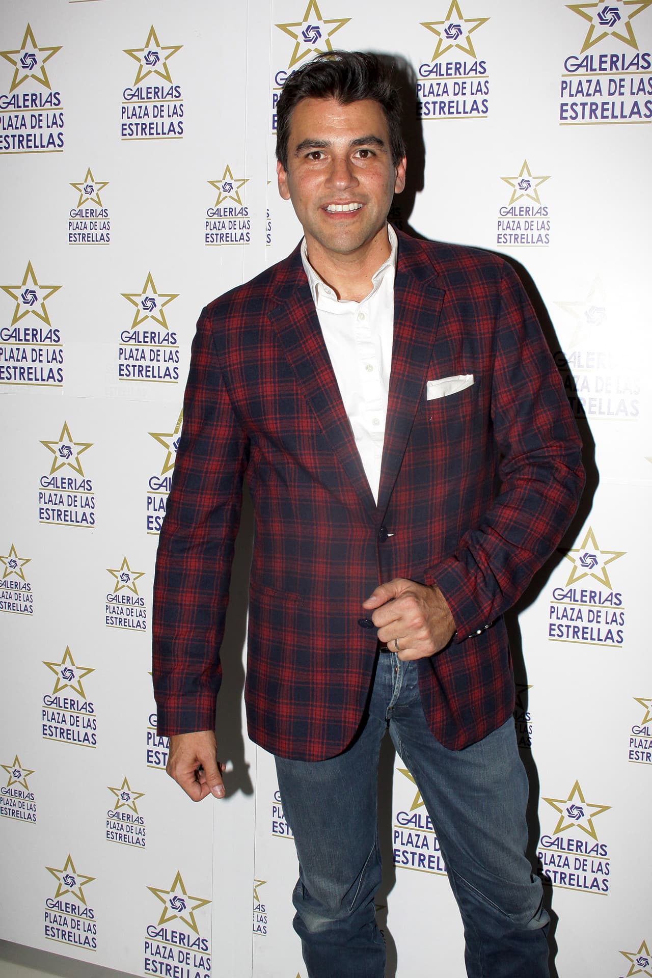 El presentador Mauricio Barcelata, de 49 años de edad y quien tuvo sus inicios en el programa infantil 'Plaza Sésamo', no se quiso quedar fuera del filtro viral y dejó boquiabiertos a todos con lo cambiado que podría verse.