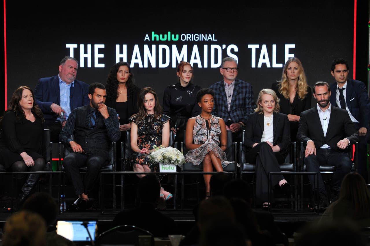 En abril de este año, MGM/Hulu convirtió la novela en una serie televisiva protagonizada por Elizabeth Moss, que se ha hecho muy popular y que ha puesto la historia sobre el tapete. De hecho, la idea surgió cuando Heather Busby, directora de NARAL Pro Choice, vio a los actores promoviendo el show en las calles durante un festival.