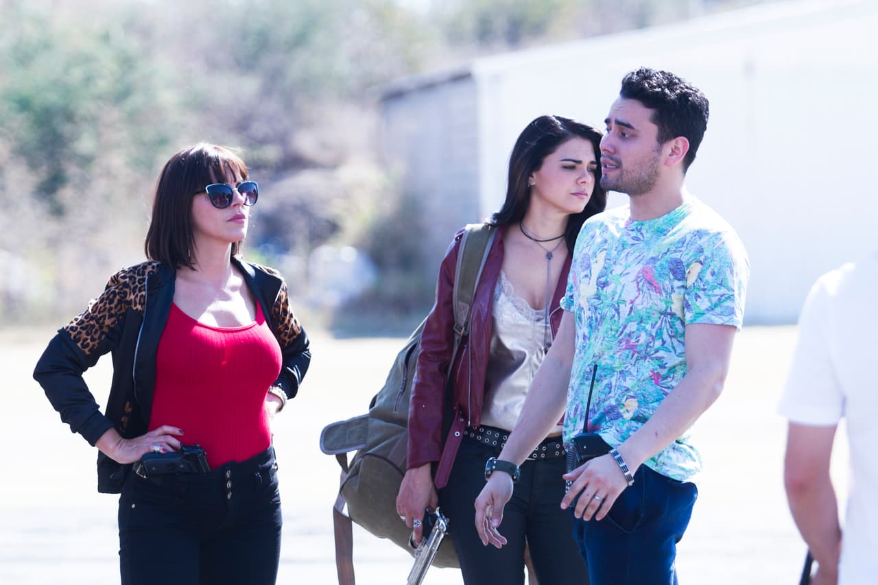 Por su parte, 
<b><a href="http://www.univision.com/series/la-piloto/livia-brito-es-yolanda-en-la-piloto">Yolanda</a></b> y 
<b><a href="http://www.univision.com/series/la-piloto/maria-fernanda-yepes-es-zulima-la-bruja">Zulima</a></b> aterrizaron en Colombia para culminar el negocio con sus nuevos socios y conseguir recursos para 'El Cártel de las Sombras'.