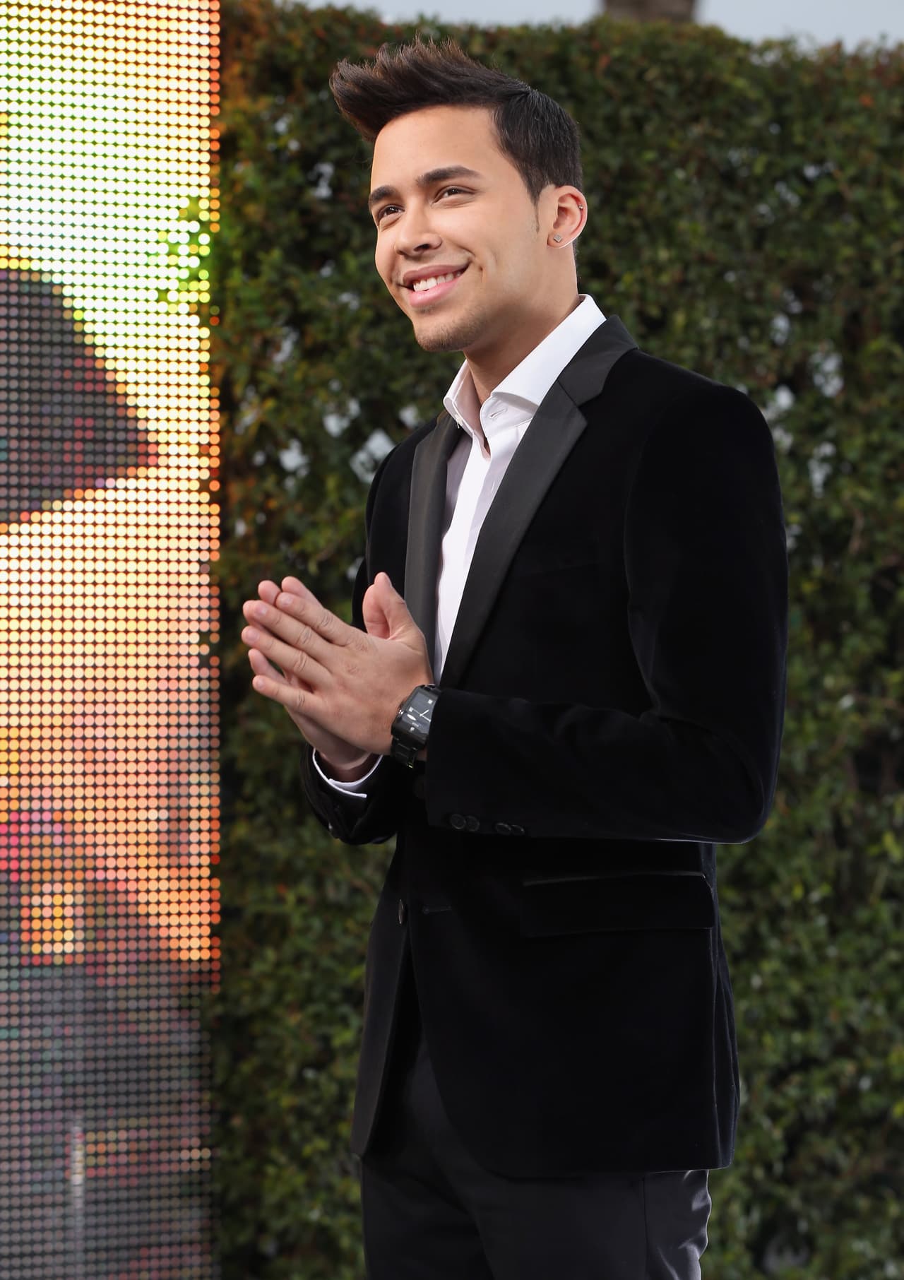 Para 2012 apareció con un saco de terciopelo y una camisa sin corbata, para un 'look' relajado.