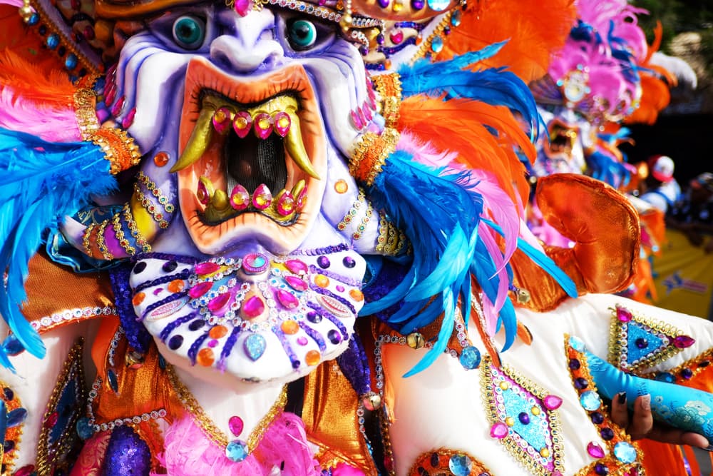 Además de ser invocados, a muchos de ellos se les rinde culto y se les hace desfiles o ceremonias dentro de este sincretismo religioso, muy popular en cierto sector de la población latina.