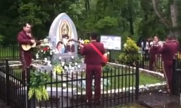 El cantantante de K Paz de la Sierra yace en el panteón municipal de Ciudad Hidalgo, Michoacán y su tumba es muy sencilla, un pequeño jardín a su alrededor, con fotos de él y una enorme imagen de la Virgen de Guadalupe.