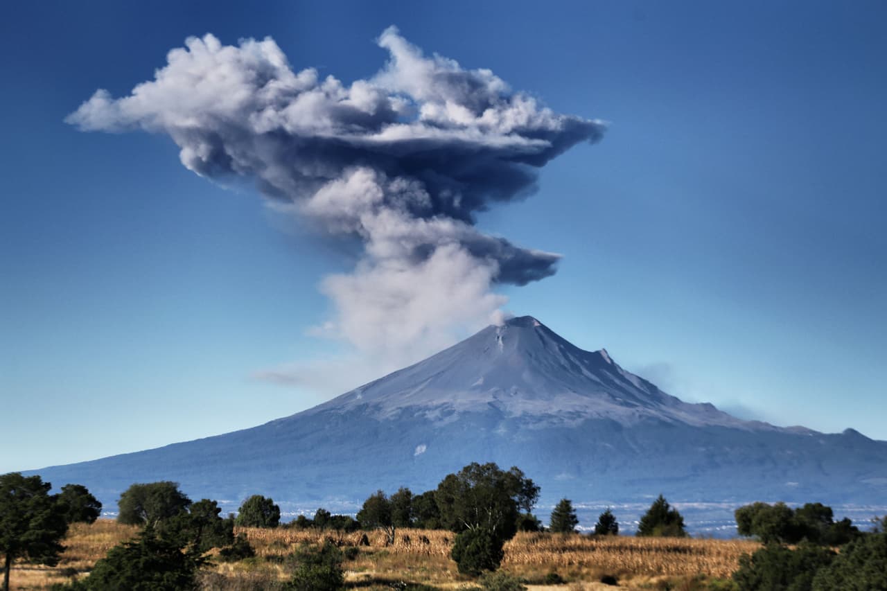 <h3 class="cms-H3-H3">3. Volcán Popocatépetl</h3>
<br>
<br>🌋 Altura: 5,426 metros.
<br>
<br>🌋 País: México.
<br>
<br>🌋 Última erupción: septiembre de 2021.
<br>