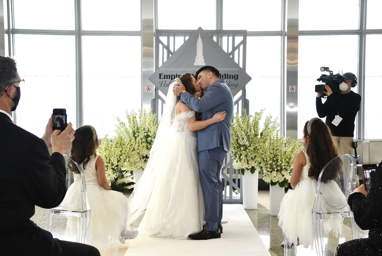 La pareja se comprometió en el famoso edificio del a Gran Manzana hace tres años, pero tuvo que posponer la celebración debido a la pandemia.