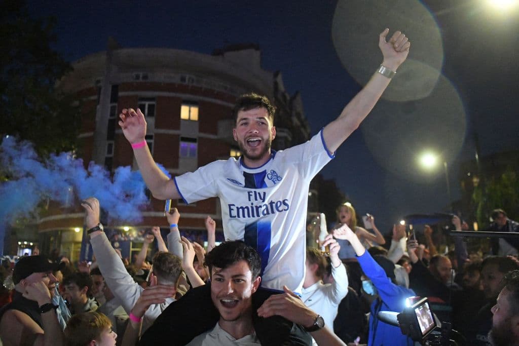 Los aficionados del Chelsea salen de sus casas para celebrar en las calles su segundo título de la UEFA Champions League.
