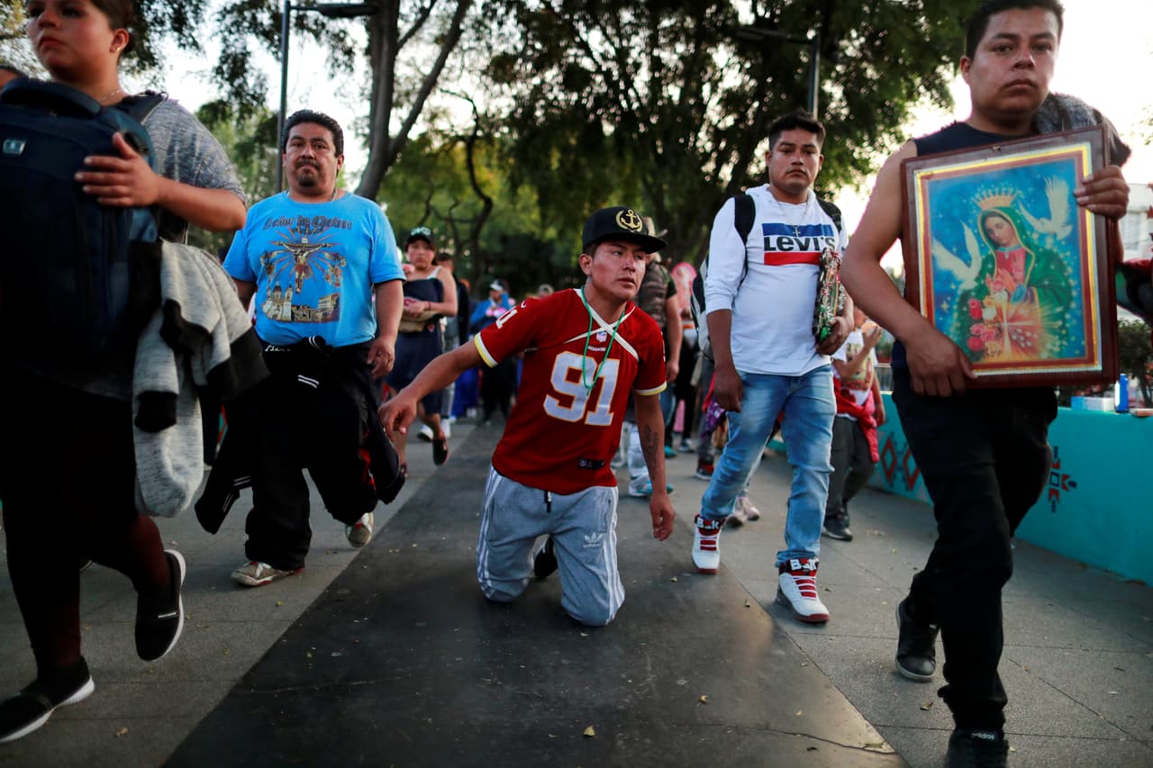 Como ofrenda, algunos peregrinos llegaron con imágenes de la Guadalupe en sus manos o de rodillas hasta la Basílica.