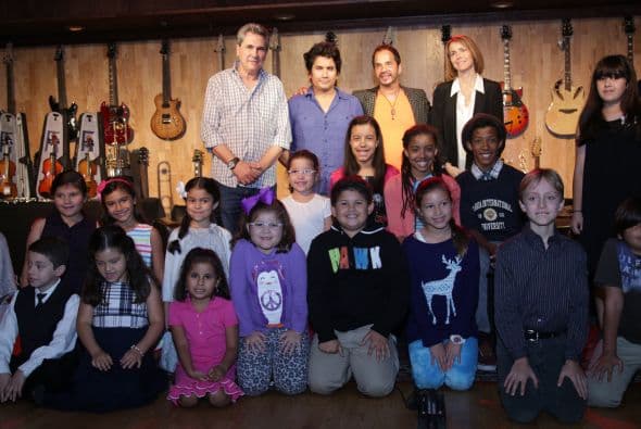 Al final de esta convivencia, los estudiantes y los artistas se tomaron la famosa foto del recuerdo.