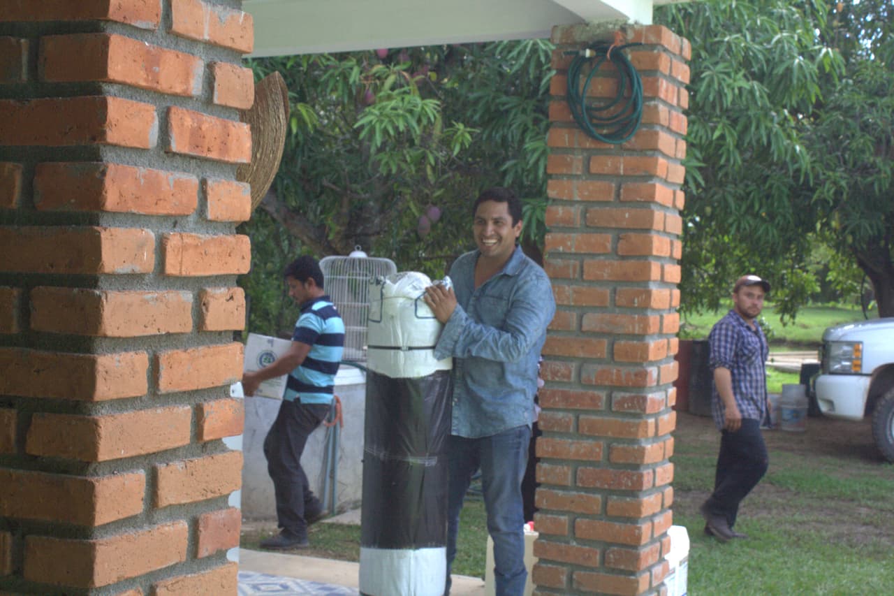 Cuando está en su rancho, Julión también le entra a los trabajos domésticos. En esta imagen se le ve echando una mano en tareas de remodelación de su casa.