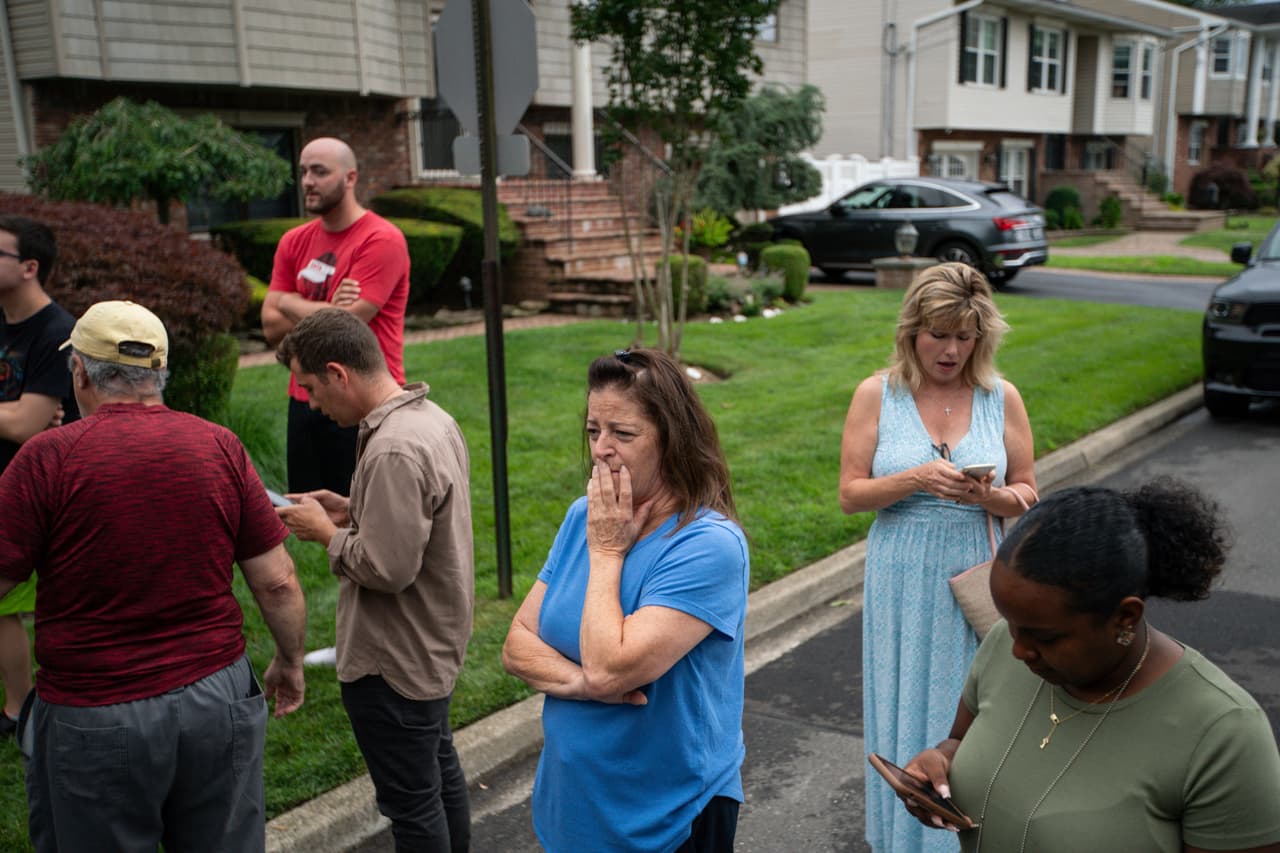 Habitantes de Massapequa Park miran con asombro 
<a href="https://www.univision.com/local/nueva-york-wxtv/policia-arresta-sospechoso-asesinato-serial-gilgo-beach-long-island-nueva-york" target="_blank">el arribo de policías e investigadores en la casa del sospechoso de ser el asesino serial de Gilgo Beach</a>.