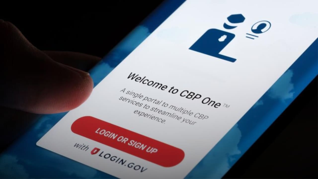 <b>Qué, quién, dónde y cuándo: </b>El gobierno de Estados Unidos lanzó CBP Home,
<b><a href="https://www.univision.com/noticias/lo-que-se-sabe-del-incentivo-de-1-000-que-ofrece-trump-a-quienes-se-autodeporten-usando-cbp-home-video" target="_blank">una app oficial para que personas sin estatus migratorio se autodeporten</a></b>
<b> con un boleto de viaje y un bono de $1,000</b> que se paga después de confirmar la salida.
<br>A seis meses del arranque,
<b>no existen cifras públicas y desglosadas de cuántos la han usado</b>.
<br>Homeland Security (DHS) habla en generalidades,
<b>sin publicar un conteo verificable</b>.
<i>Univision </i>solicitó información sobre la cantidad de casos, al momento de la edición de esta nota, no hay una respuesta.
<br>
<i>Las opiniones expresadas en esta pieza no son consejo legal. Por favor, consulta con un abogado para tu caso particular.</i>