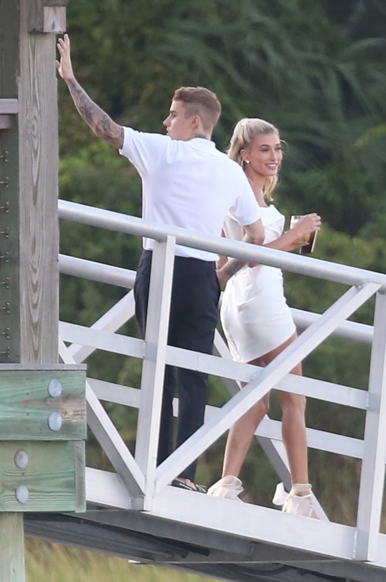 Justin Bieber y Hailey Baldwin celebraron su 
<b><a href="https://www.univision.com/entretenimiento/confirmado-justin-bieber-y-hailey-baldwin-ya-estan-casados-y-asi-lo-demuestran-fotos">enlace civil en secreto</a></b> el 13 de septiembre del año pasado.