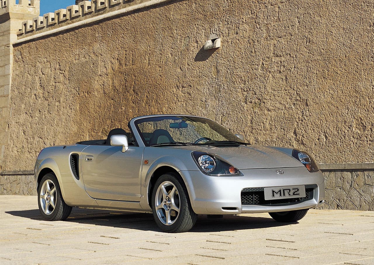 <b>Toyota MR2 2000</b>: En el mercado de usado es posible conseguir este deportivo de 
<b>Toyota</b> por cerca de 
<b>4,995 dólares</b>. Este roadster de motor central fue una especie de 'Porsche del pueblo' durante las décadas de los 80 y los 90 y se caracterizó por su gran agilidad en el manejo. El público estadounidense lo apodó como Mister Two (Mr. 2)